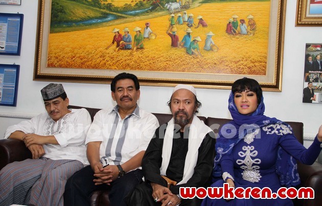 Gambar Foto Angkasa Jaya, Habib Abdurrahman dan Julia Perez Saat Ditemui di Gedung BNN