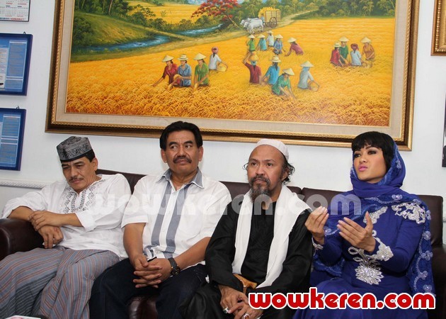 Gambar Foto Angkasa Jaya, Habib Abdurrahman dan Julia Perez Saat Ditemui di Gedung BNN