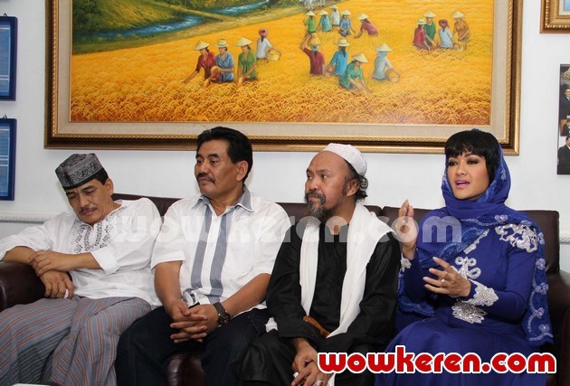 Gambar Foto Angkasa Jaya, Habib Abdurrahman dan Julia Perez Saat Ditemui di Gedung BNN