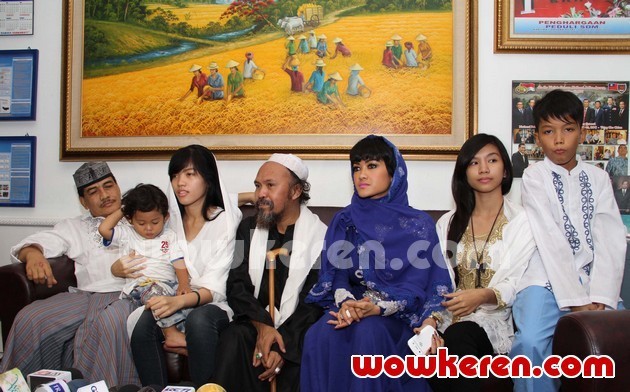 Gambar Foto Angkasa Jaya, Habib Abdurrahman dan Julia Perez Saat Ditemui di Gedung BNN