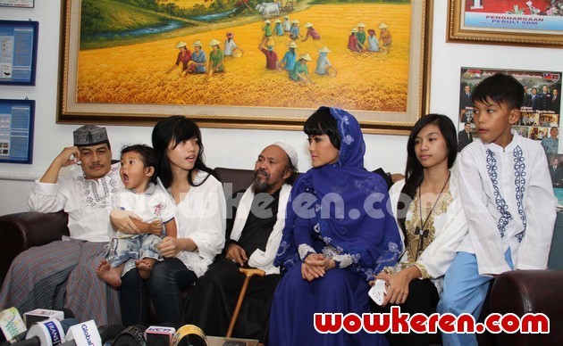 Gambar Foto Angkasa Jaya, Habib Abdurrahman dan Julia Perez Saat Ditemui di Gedung BNN