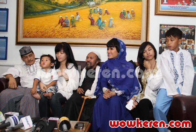 Gambar Foto Angkasa Jaya, Habib Abdurrahman dan Julia Perez Saat Ditemui di Gedung BNN