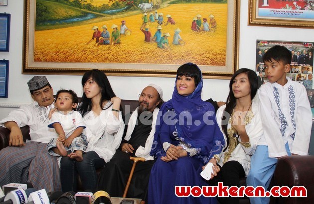 Gambar Foto Angkasa Jaya, Habib Abdurrahman dan Julia Perez Saat Ditemui di Gedung BNN