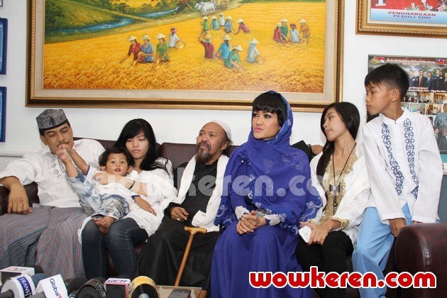 Gambar Foto Angkasa Jaya, Habib Abdurrahman dan Julia Perez Saat Ditemui di Gedung BNN