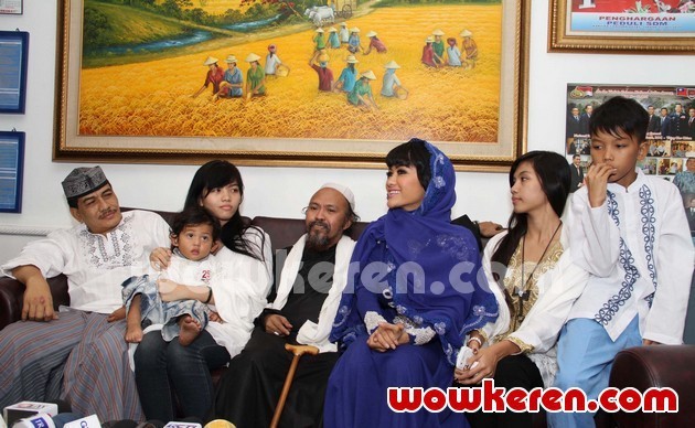 Gambar Foto Angkasa Jaya, Habib Abdurrahman dan Julia Perez Saat Ditemui di Gedung BNN