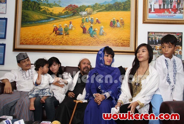 Gambar Foto Angkasa Jaya, Habib Abdurrahman dan Julia Perez Saat Ditemui di Gedung BNN