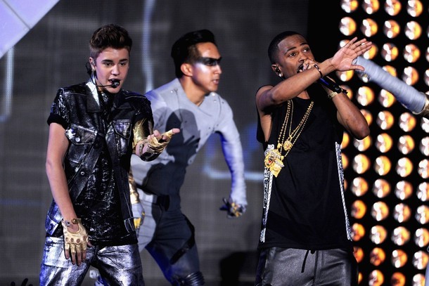 Gambar Foto Justin Bieber dan Big Sean Saat Perform di Teen Choice Awards 2012