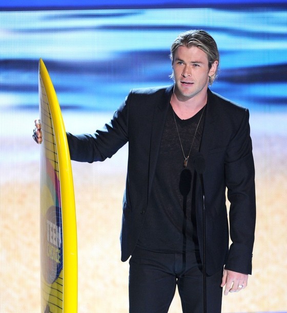 Gambar Foto Chris Hemsworth Saat Menerima Penghargaan di Teen Choice Awards 2012