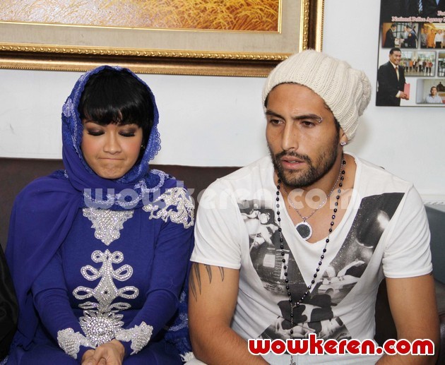 Gambar Foto Julia Perez dan Gaston Castano Saat Ditemui di Gedung BNN, Cawang, Jakarta Timur