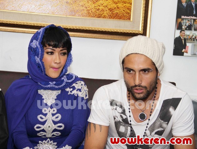 Gambar Foto Julia Perez dan Gaston Castano Saat Ditemui di Gedung BNN