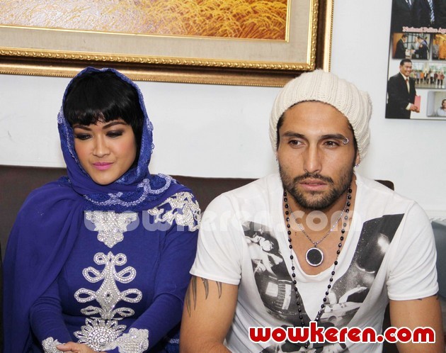 Gambar Foto Julia Perez dan Gaston Castano Saat Ditemui di Gedung BNN