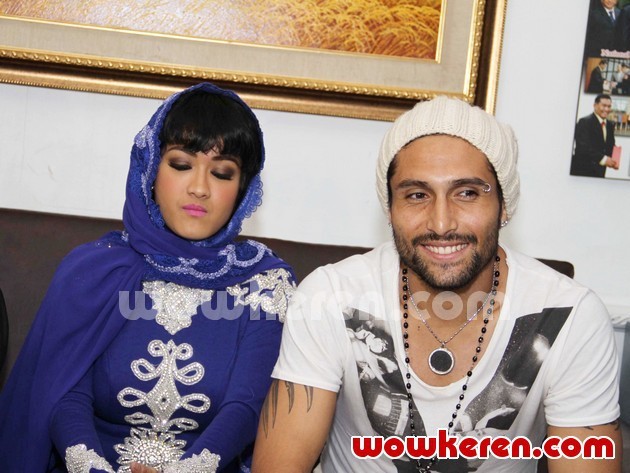 Gambar Foto Julia Perez dan Gaston Castano Saat Ditemui di Gedung BNN, Cawang, Jakarta Timur