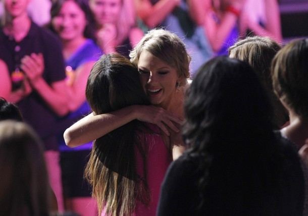 Gambar Foto Selena Gomez dan Taylor Swift di Teen Choice Awards 2012