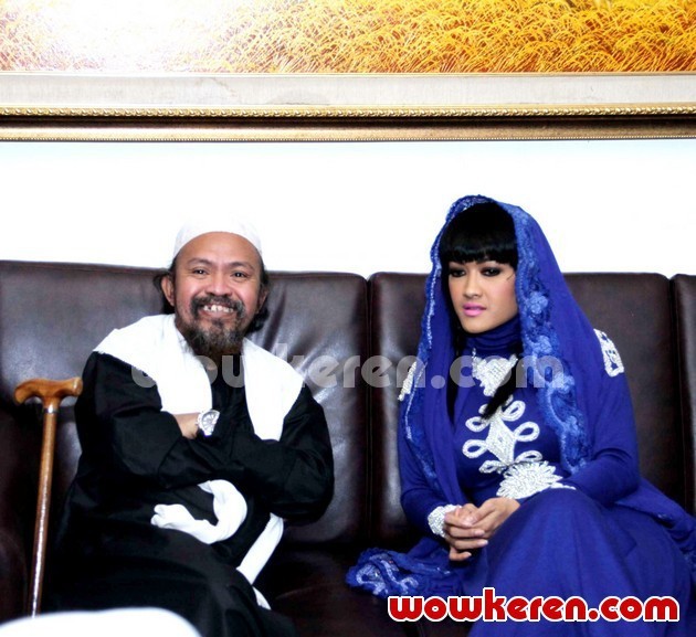 Gambar Foto Habib Abdurrahman Assegaf dan Julia Perez Saat Ditemui di Gedung BNN