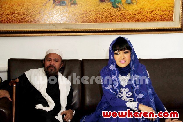 Gambar Foto Habib Abdurrahman Assegaf dan Julia Perez Saat Ditemui di Gedung BNN