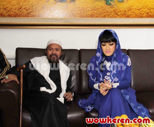 Gambar Foto Habib Abdurrahman Assegaf dan Julia Perez Saat Ditemui di Gedung BNN
