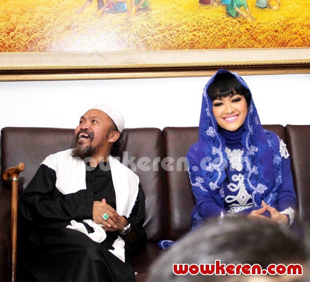 Gambar Foto Habib Abdurrahman Assegaf dan Julia Perez Saat Ditemui di Gedung BNN