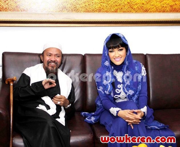 Gambar Foto Habib Abdurrahman Assegaf dan Julia Perez Saat Ditemui di Gedung BNN