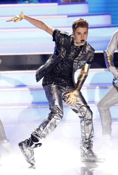 Gambar Foto Justin Bieber Saat Perform di Teen Choice Awards 2012
