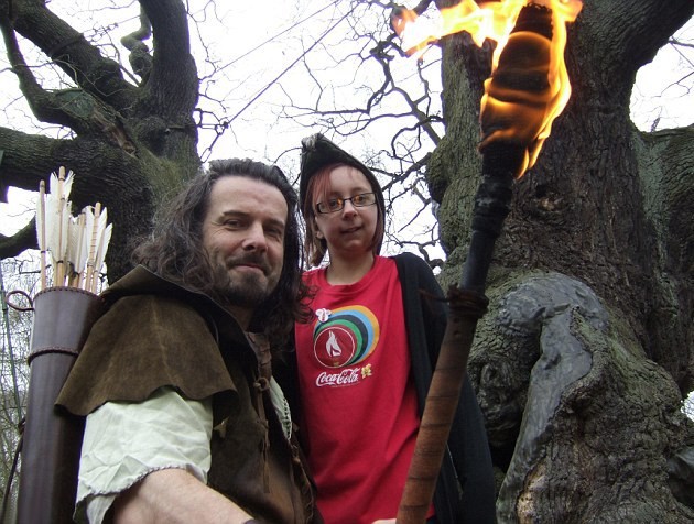 Gambar Foto Tradisi Membawa Obor Olimpiade 2012 Lewati Kampung Robin Hood