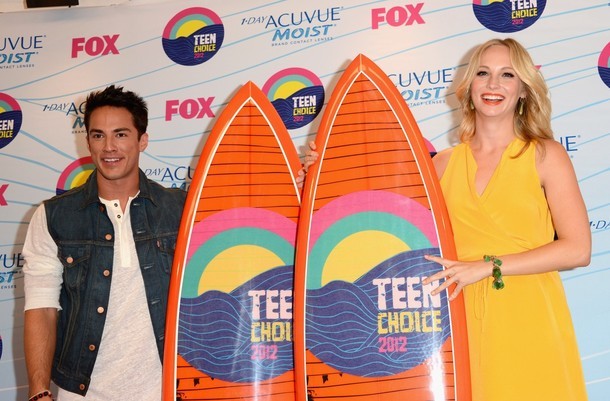 Gambar Foto Michael Trevino dan Candice Accola Menerima Penghargaan di Teen Choice Awards 2012