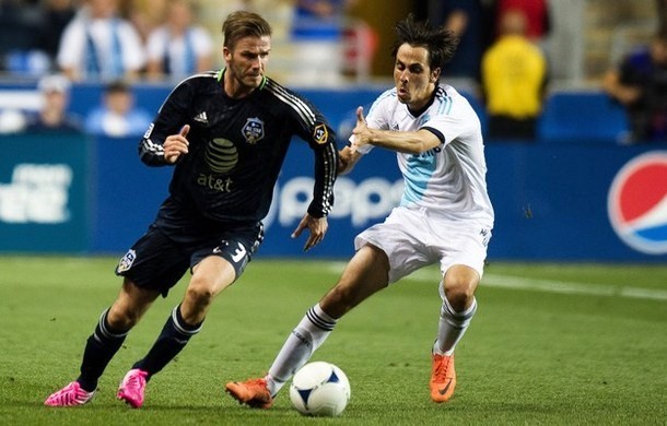 Gambar Foto David Beckham vs Yossi Benayoun di Laga MLS All-Star Lawan Chelsea