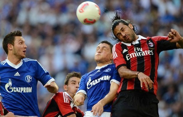 Gambar Foto Aksi Marco Hoeger, Kyriakos Papadopoulos dan Mario Yepes