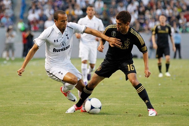Gambar Foto Andros Townsend vs Hector Jimenez di Laga Tottenham Hotspur Lawan LA Galaxy