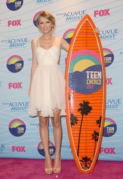 Gambar Foto Taylor Swift Menerima Penghargaan di Teen Choice Awards 2012