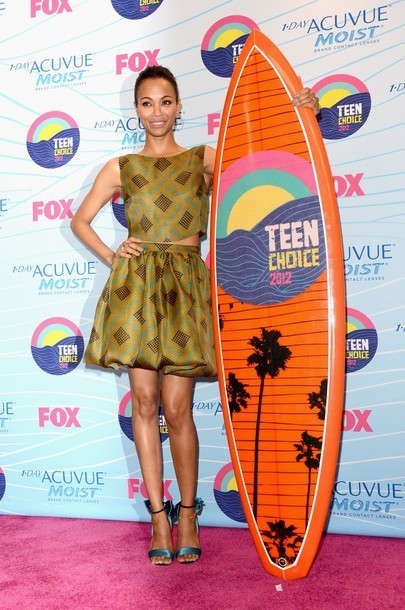 Gambar Foto Zoe Saldana Menerima Penghargaan di Teen Choice Awards 2012