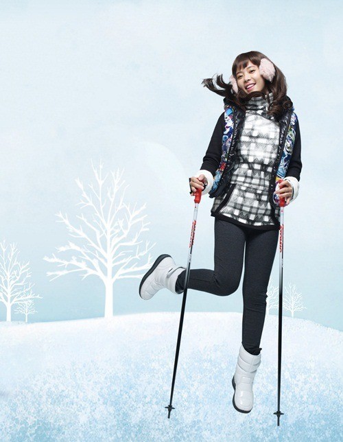 Gambar Foto Hwang Jung Eum Berpose untuk Iklan Skechers Fashion