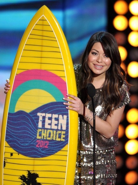 Foto Miranda Cosgrove Menerima Penghargaan di Teen Choice Awards 2012