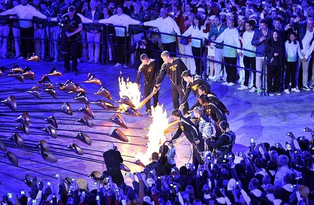 Gambar Foto 7 Atlet Muda Nyalakan Api Olimpiade 2012 Saat Pembukaan di London