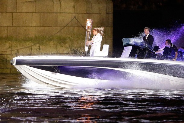 Gambar Foto David Beckham Membawa Obor Olimpiade 2012 Melewati Sungai Thames
