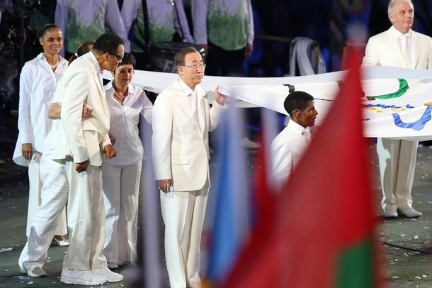 Gambar Foto Muhammad Ali Membawa Bendera Saat Pembukaan Olimpiade 2012