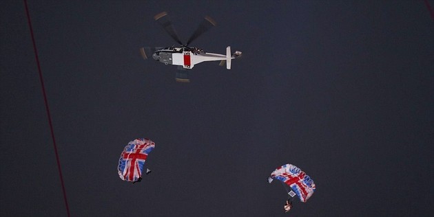 Gambar Foto Stuntmant Daniel Craig Terjun Payung di Pembukaan Olimpiade 2012