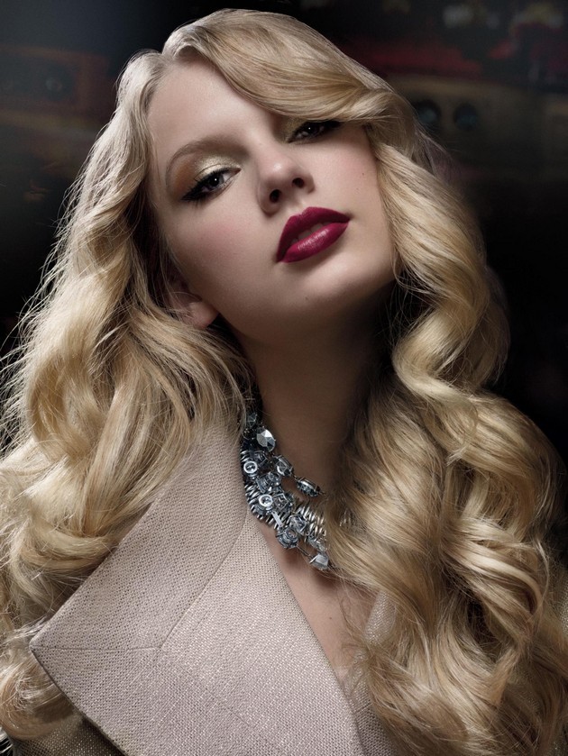 Gambar Foto Taylor Swift Berpose untuk Majalah InStyle