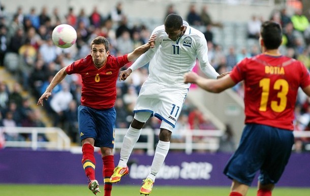 Gambar Foto Jerry Bengtson dari Honduras Cetak Gol Saat Melawan Spanyol