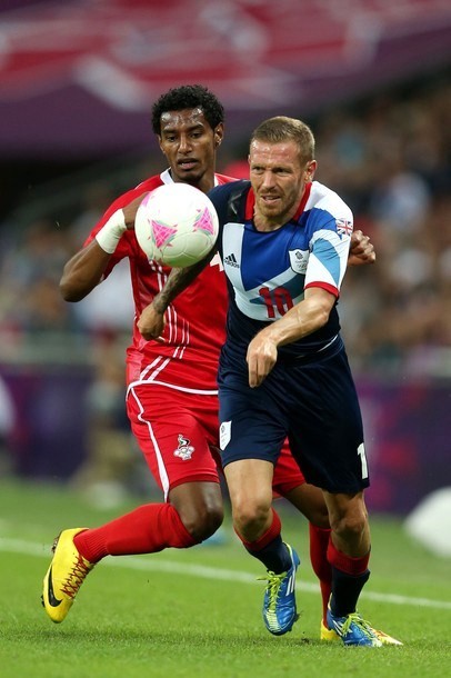 Gambar Foto Mohamed Ahmad vs Craig Bellamy di Laga United Arab Emirates Melawan Inggris Raya