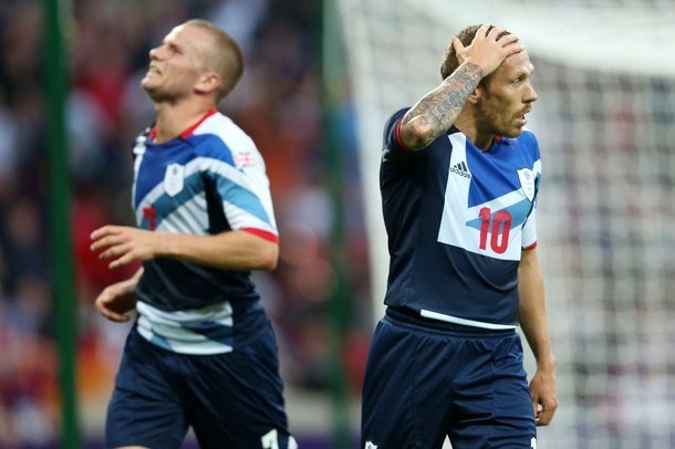 Gambar Foto Craig Bellamy dari Inggris Raya Gagal Cetak Gol Saat Melawan United Arab Emirates