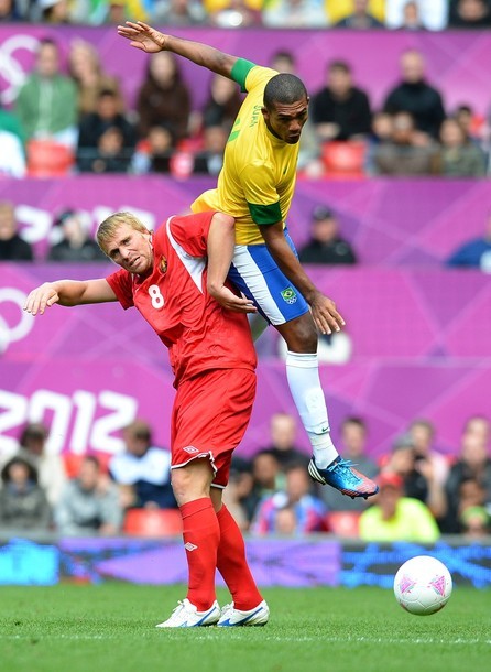 Foto Sergei Kornilenko vs Juan Jesus di Laga Belarus ...