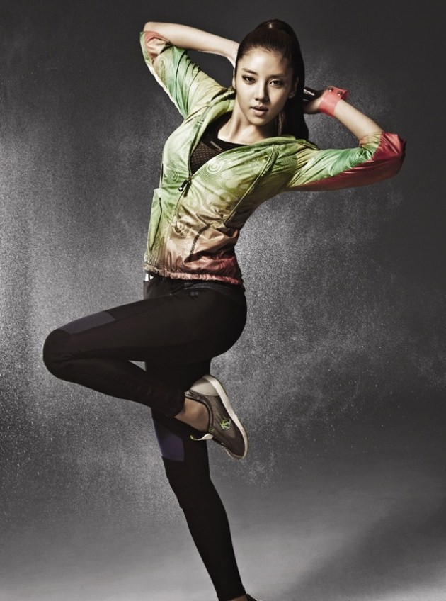 Gambar Foto Son Dam Bi Berpose untuk Promo Descente Fashion