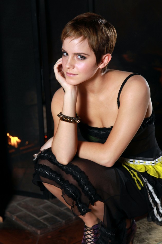 Gambar Foto Emma Watson Berpose untuk Women's Wear Daily