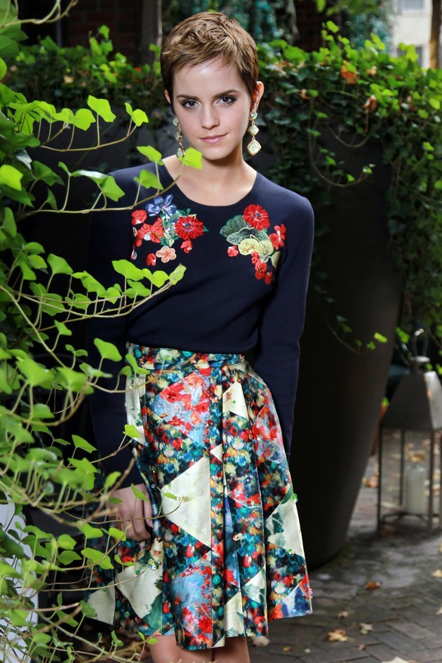 Gambar Foto Emma Watson Berpose untuk Women's Wear Daily