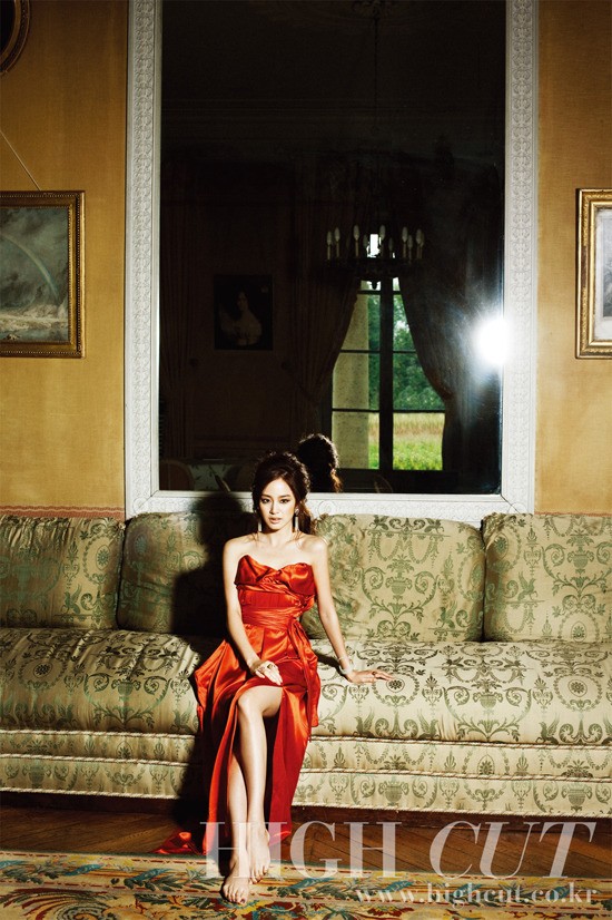 Gambar Foto Kim Tae Hee Berpose untuk Majalah High Cut