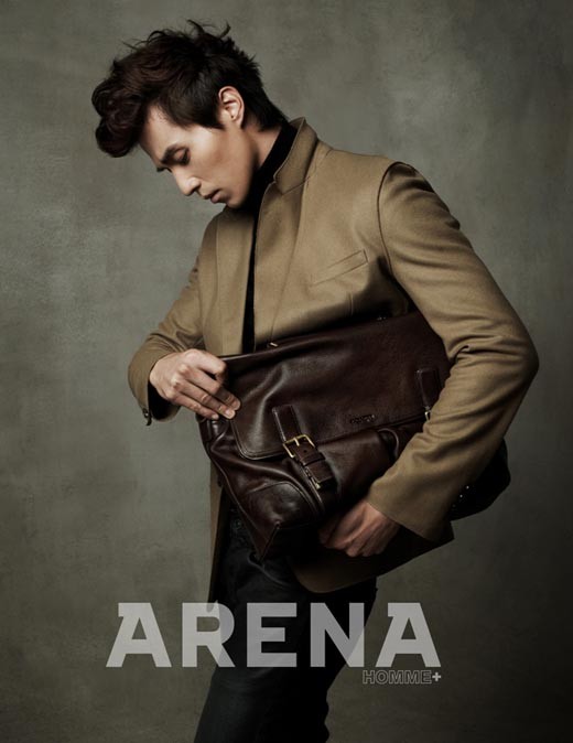 Gambar Foto Lee Dong-wook Berpose untuk Majalah Arena Homme