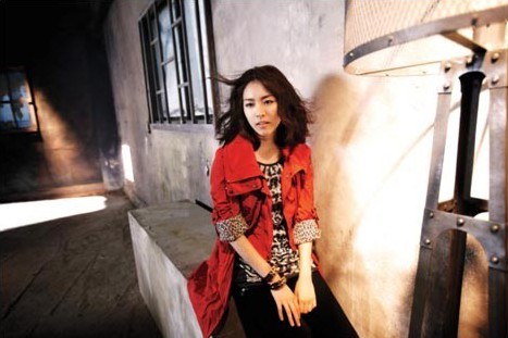 Gambar Foto Lee Yeon Hee Berpose untuk Joinus Katalog Fashion