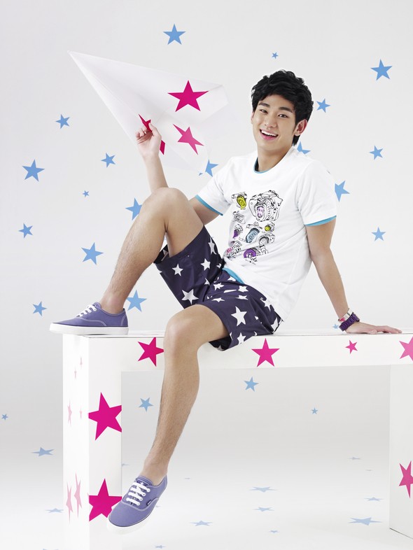 Gambar Foto Kim Soo Hyun Berpose untuk Spris Katalog Fashion