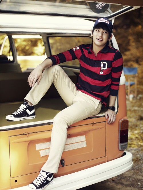 Gambar Foto Kim Soo Hyun Berpose untuk Spris Katalog Fashion