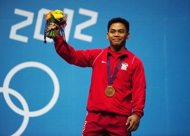 Gambar Foto Atlet Angkat Besi Indonesia, Eko Yuli Irawan, Mendapatkan Medali Perunggu
